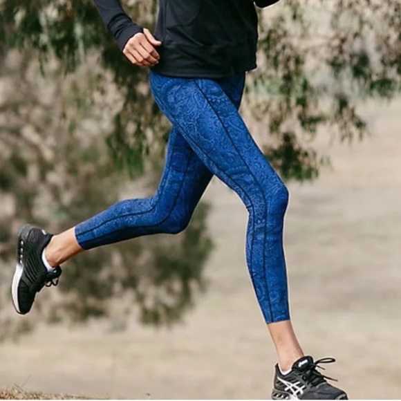 lululemon athletica Pants - LULULEMON “like nothing” antique blue paisley print 7/8 cropped leggings size 2